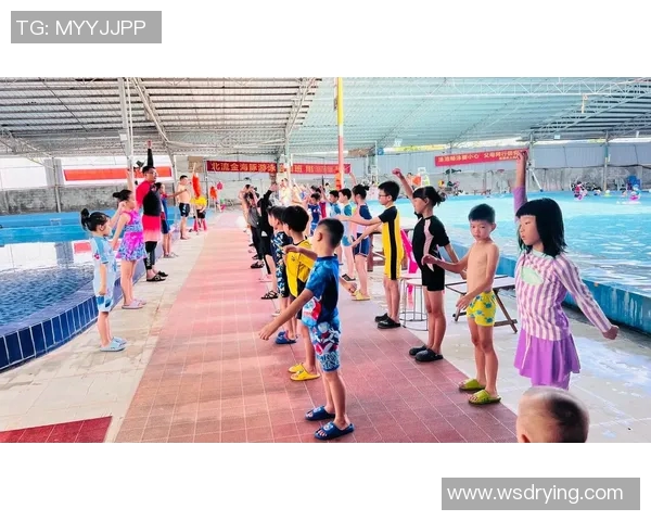 如何从零基础开始系统学习游泳技巧提高体能和水中自信